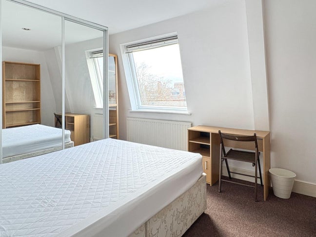 3 Bedroom Flat in the heart of Earls Court! Main Photo