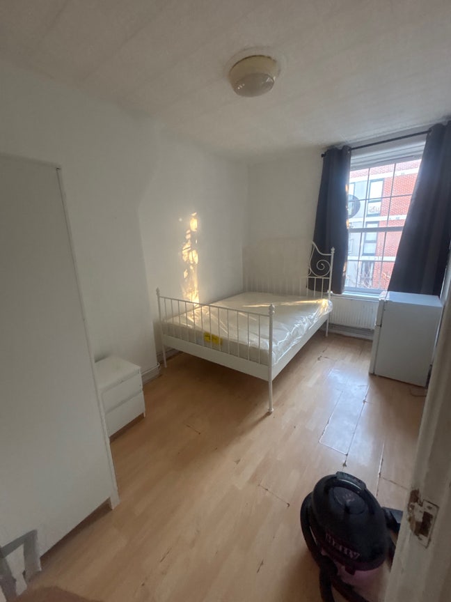 2 rooms available, just off brick lane! Main Photo