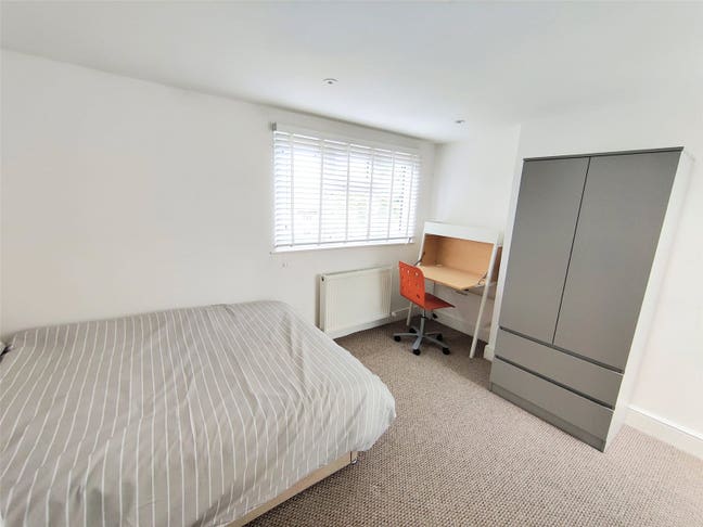 A Bright Double Room with Storage in a Flat Share  Main Photo