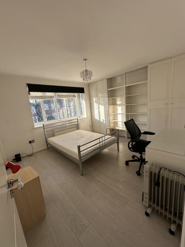 Large Double Bedroom - E4 Main Photo