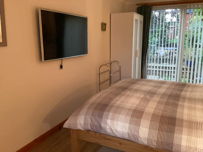 Bright, spacious double room with patio doors  Main Photo