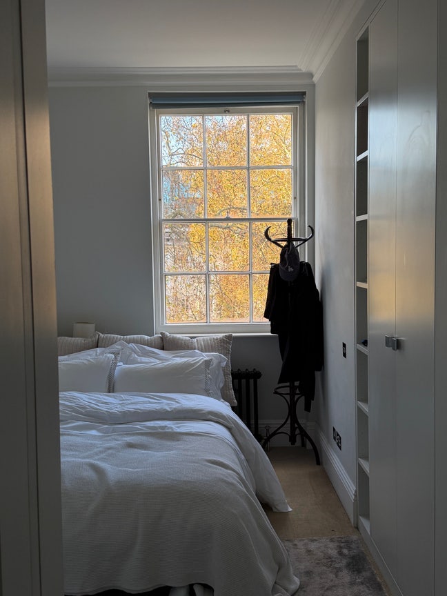 Bright Double Room in Refurbished Flat Main Photo