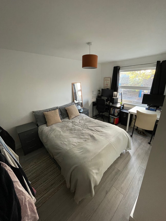 Big double room in sociable house Main Photo