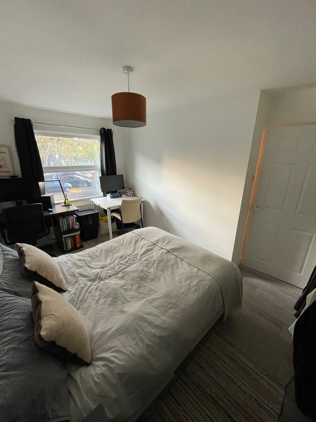 Big double room in Oval Main Photo