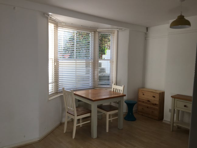 One bedroom flat in basement of home Main Photo