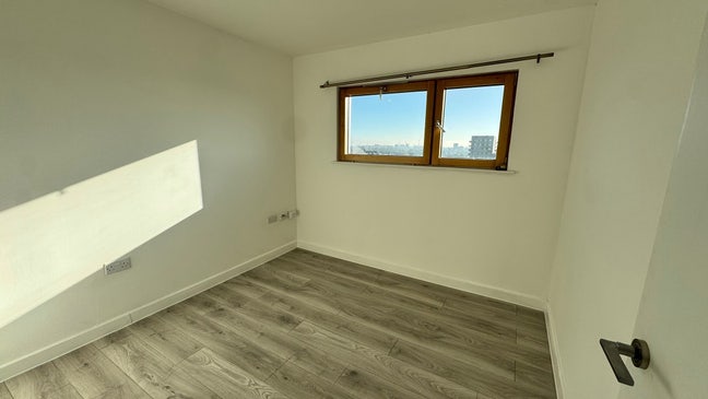 1 minute away from Barking station, Prime location Main Photo