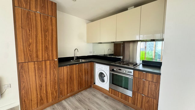 1 minute away from Barking station, Prime location Main Photo