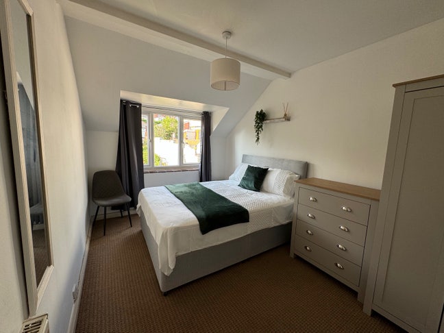 Large Room Available - All Bills Included  Main Photo