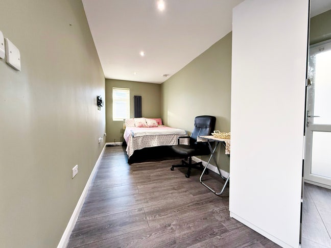 Ensuite Room 10 Mins Walk to Hounslow West Main Photo