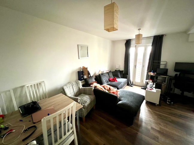 Part-furnished double room in 2 bed flat Main Photo