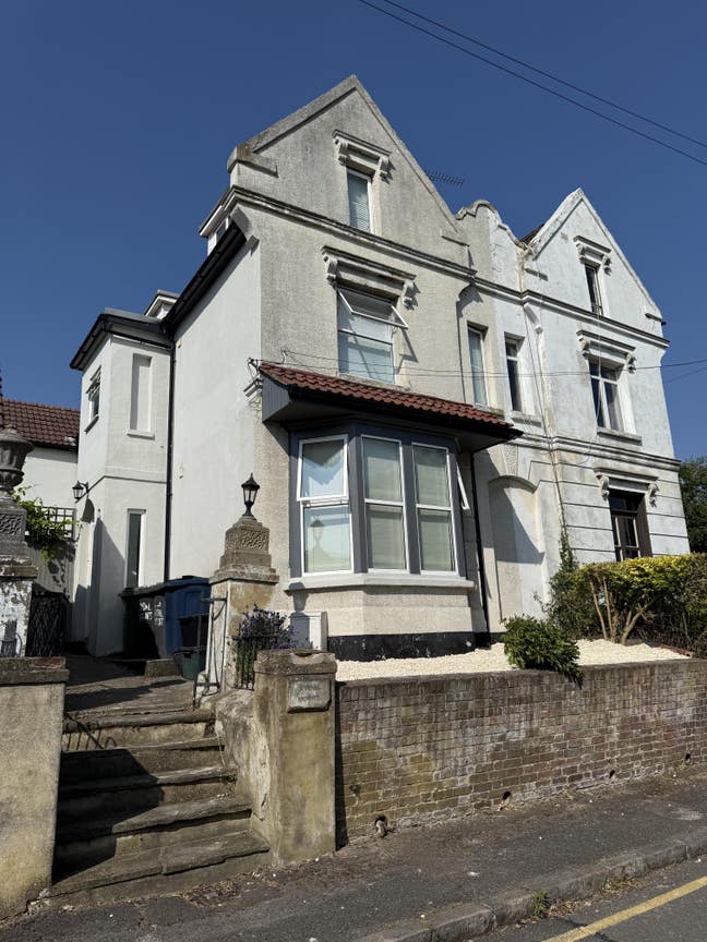 Double room in a shared house Main Photo