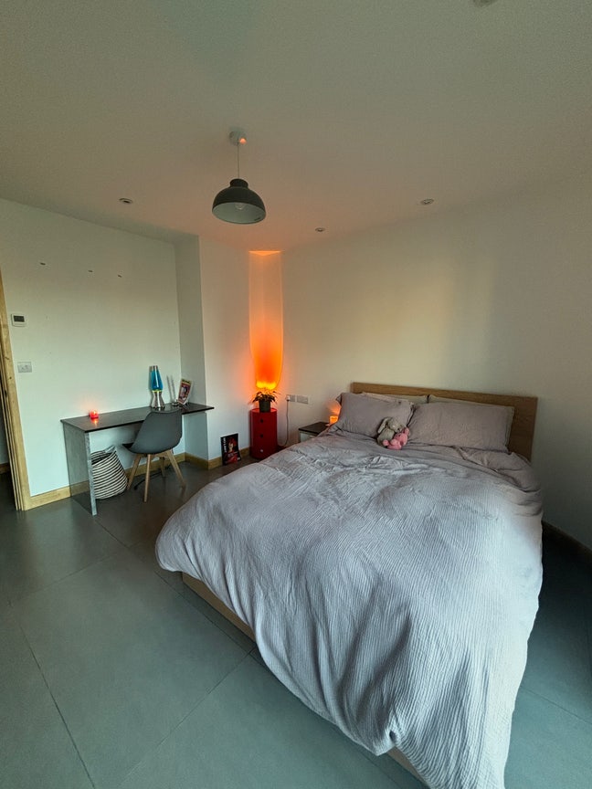 Cosy, modern double room available in Camberwell Main Photo