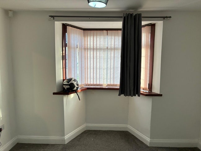 1 Double room unfurnished/furnished bills included Main Photo