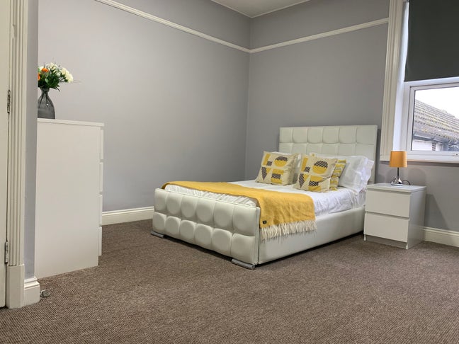 Spacious Double Room in Town Centre! Main Photo