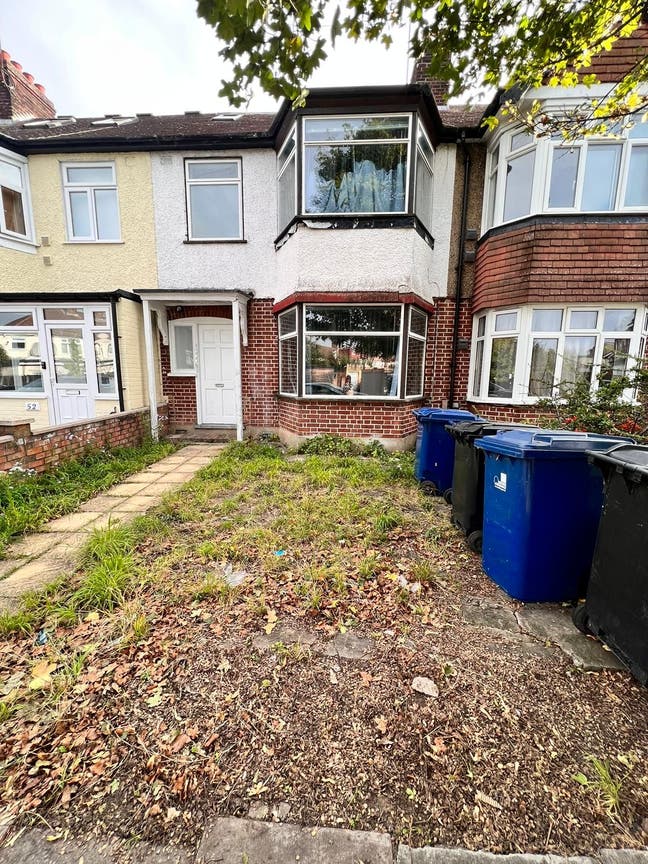  1 Spacious double room nearby station in E16  Main Photo