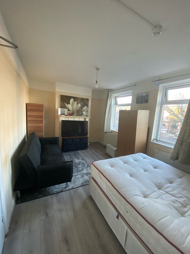 Double Rooms available  - Woodford E18 (Zone 4) Main Photo