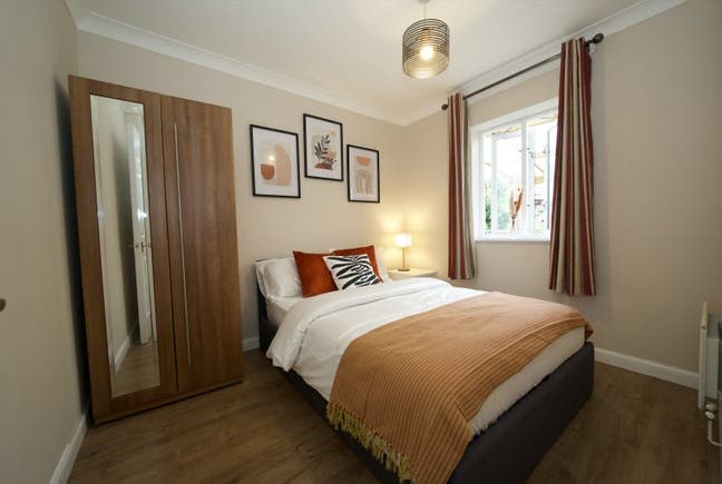  1 Spacious double room nearby station in E16  Main Photo