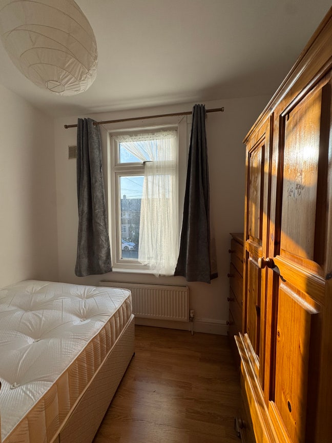 Cosy Room at Friendly Home Share  Main Photo