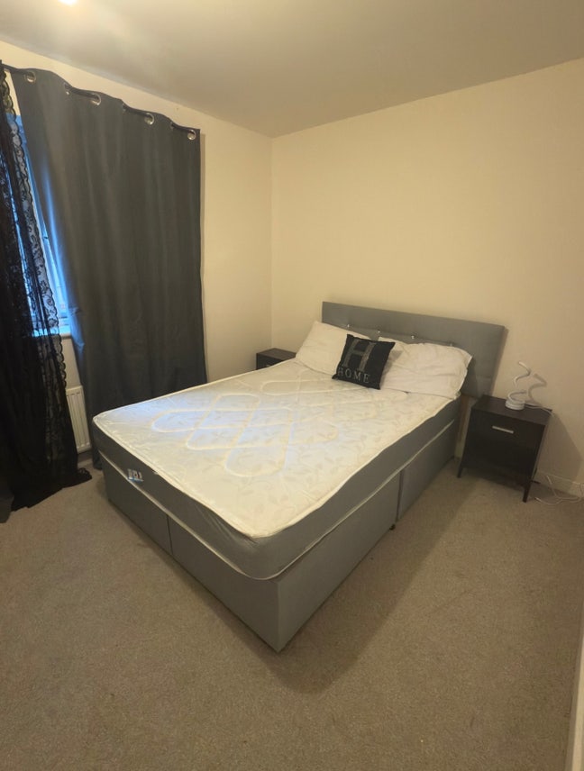 Neat and spacious double bedroom in Leeds Main Photo