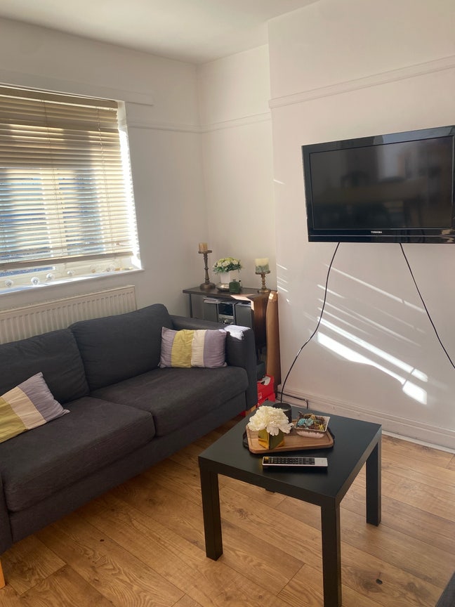 A spacey single room /Shepherds Bush Main Photo