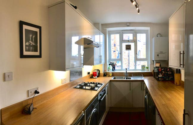 King bed room in 2 bed flat. Central location.  Main Photo