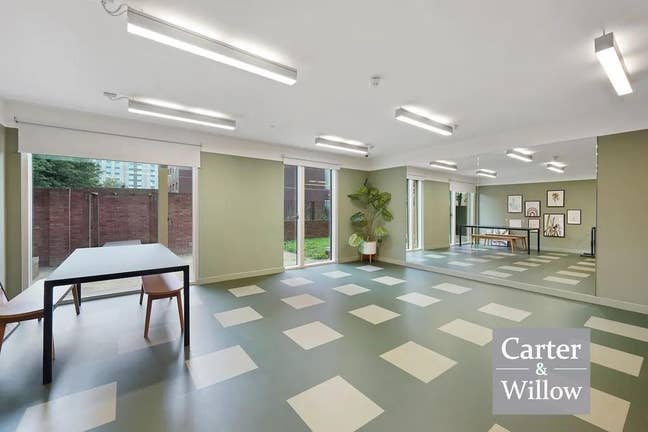 Stylish 1-Bed Flat w/Reception near Barking Main Photo