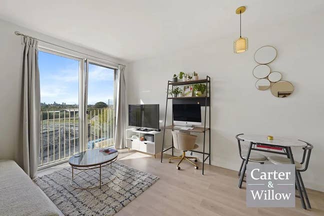 Stylish 1-Bed Flat w/Reception near Barking Main Photo