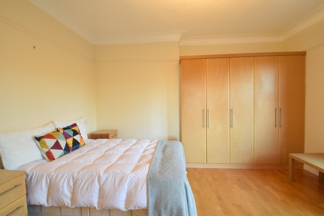 Bright & Modern Room – All Bills Included! Main Photo