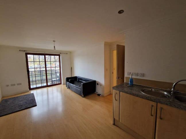 Riverside 2-Bed Flat with En-Suite – Barking Main Photo