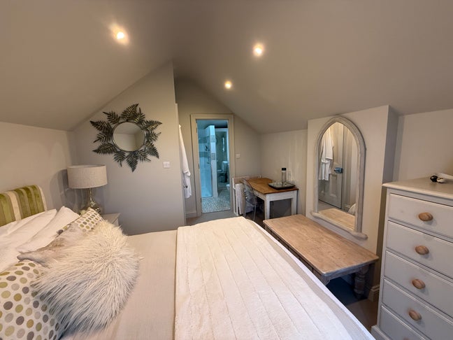 Quiet, private room with en-suite for midweek Main Photo