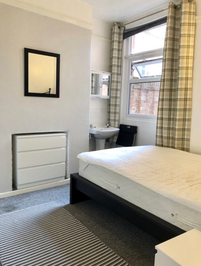 2 Large double bedrooms by hospital and town  Main Photo