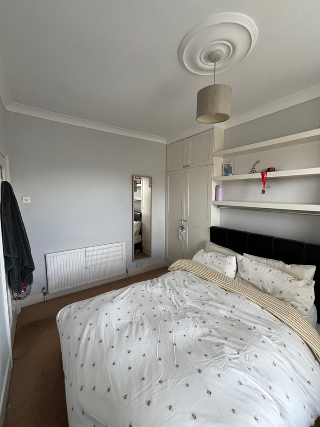 Bedroom in bright and spacious Fulham house  Main Photo