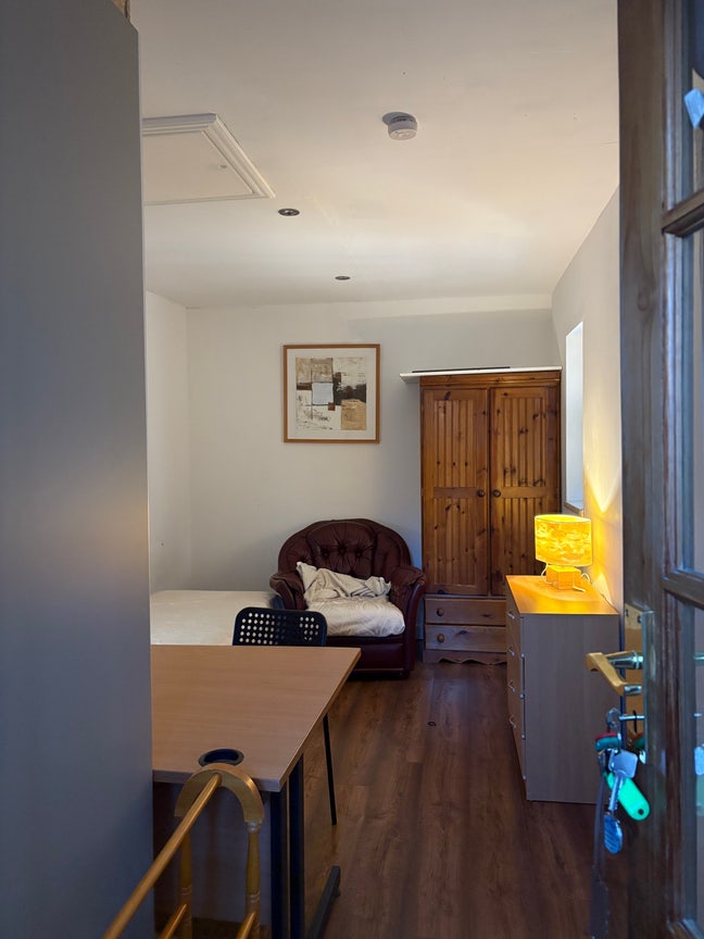 One large double bedroom available in central MK Main Photo