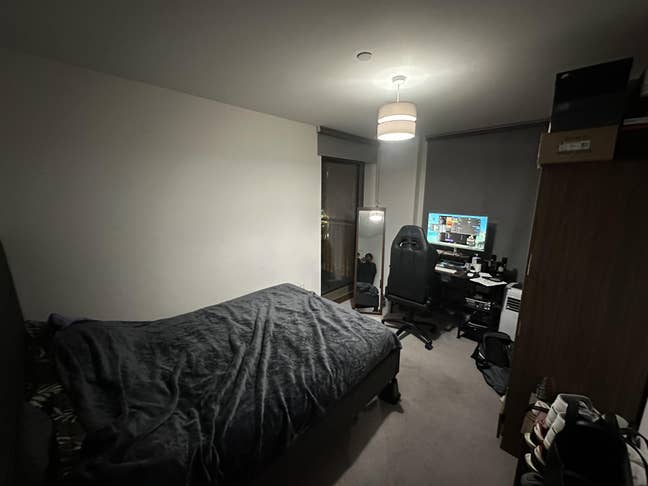 Furninshed room with balcony access in modern 2bed Main Photo