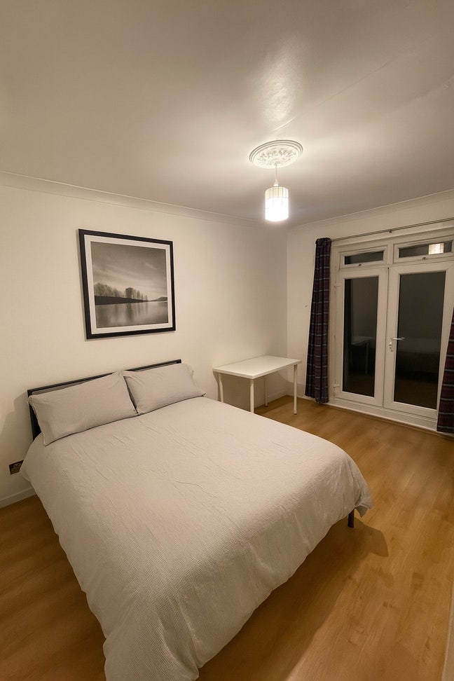Lovely Room with Private Balcony in Bow  Main Photo