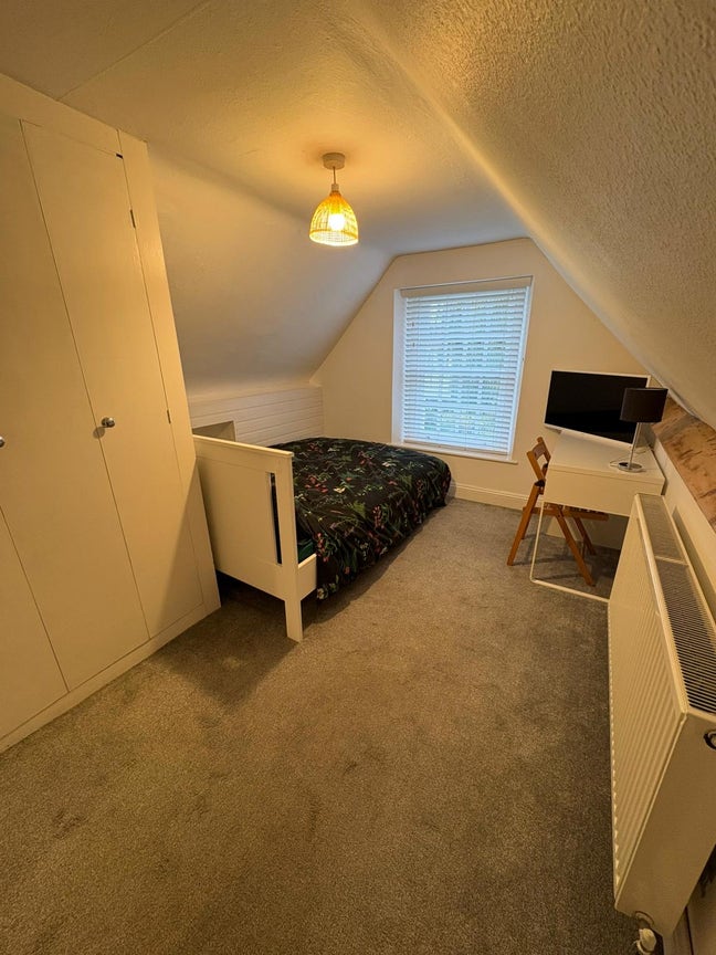 Bright Double Room in Friendly 4-Bed House – Pet L Main Photo