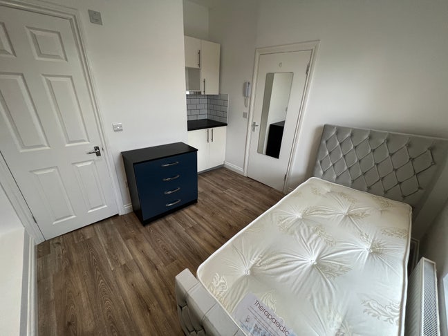 Single Studio 10 min to Westbourne station  Main Photo