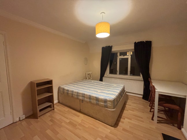 2 Large rooms available Main Photo