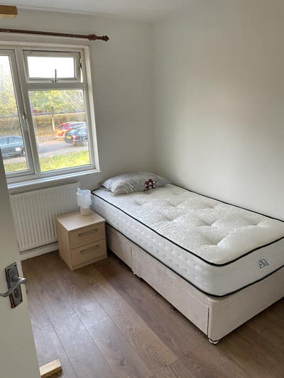 Affordable Single Room with Natural Light Main Photo