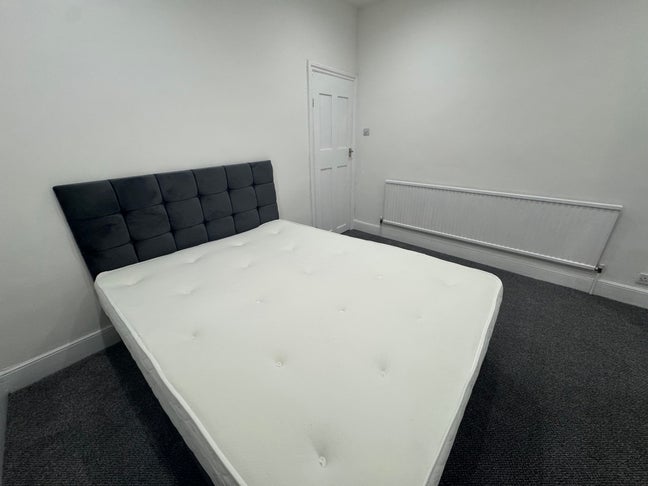 2 Rooms Available (Single Occupancy Only) - Newly  Main Photo