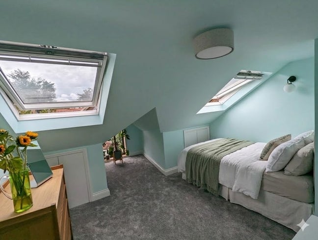 Sunny Ensuite Loft Room – St James St, Walthamstow Main Photo