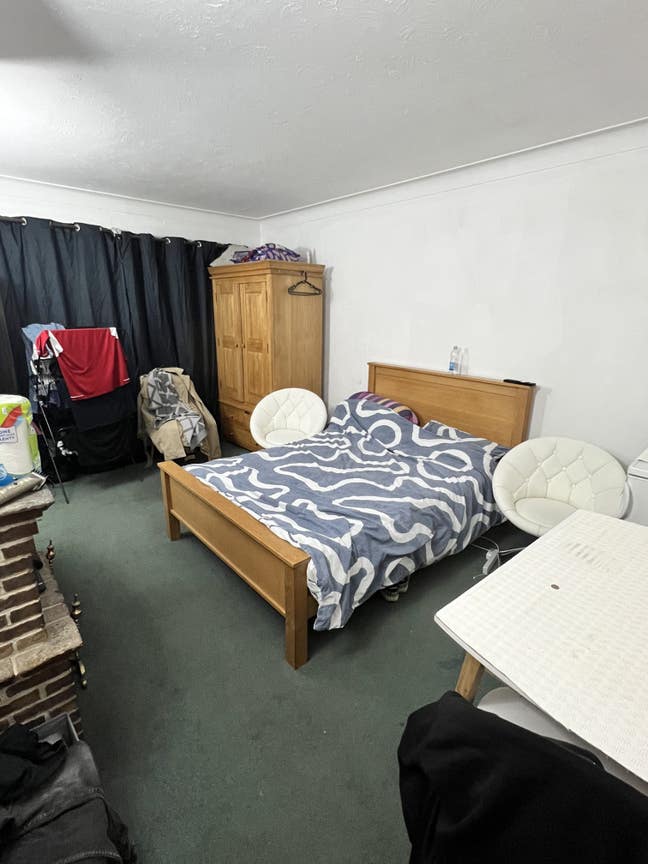 Good size double room in superb location Esher Main Photo