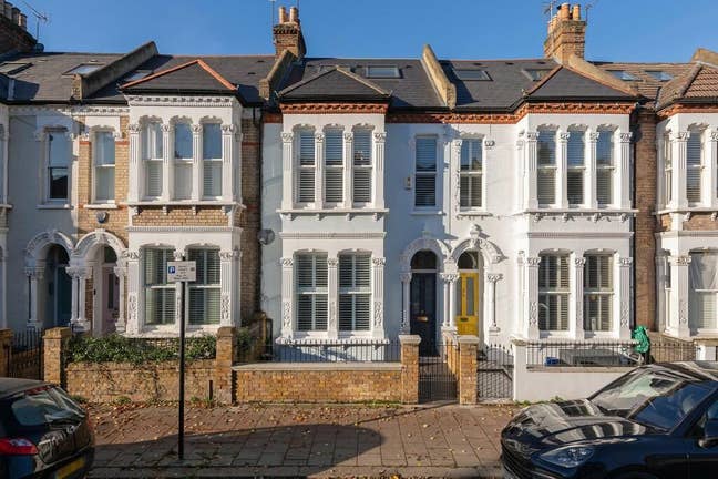 Modern Double Bedroom in 5-Bedroom house Main Photo