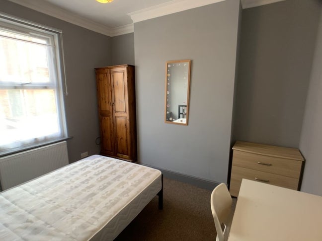 Room Available immediately– Students Only  Main Photo