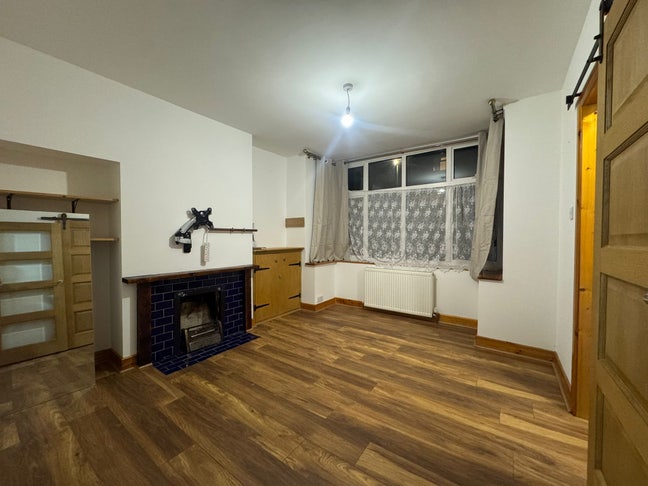 Spacious 2 Bedroom House with Driveway Main Photo