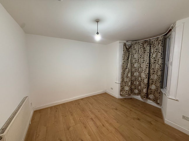 Spacious Double Room Available Now Main Photo