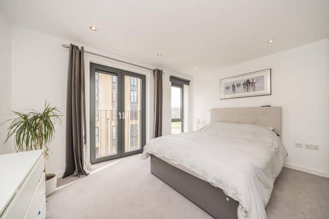 Huge Double Ensuite between Oval and Stockwell Main Photo