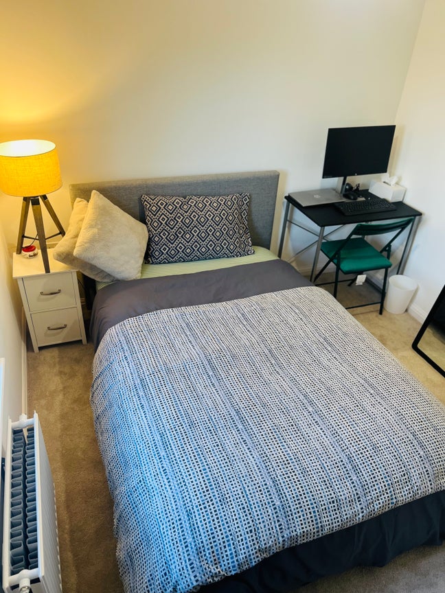 Double Room in Quiet, New Build Estate Main Photo