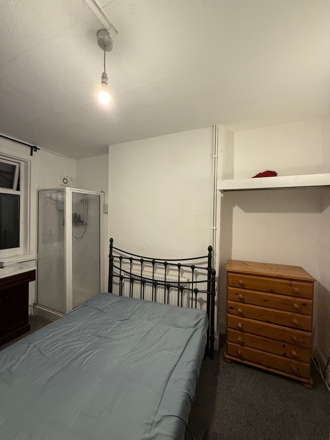 D Room with own shower/WHB Gay Friendly  Main Photo