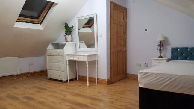 Beautiful Attic Room in  Character Victorian Home  Main Photo